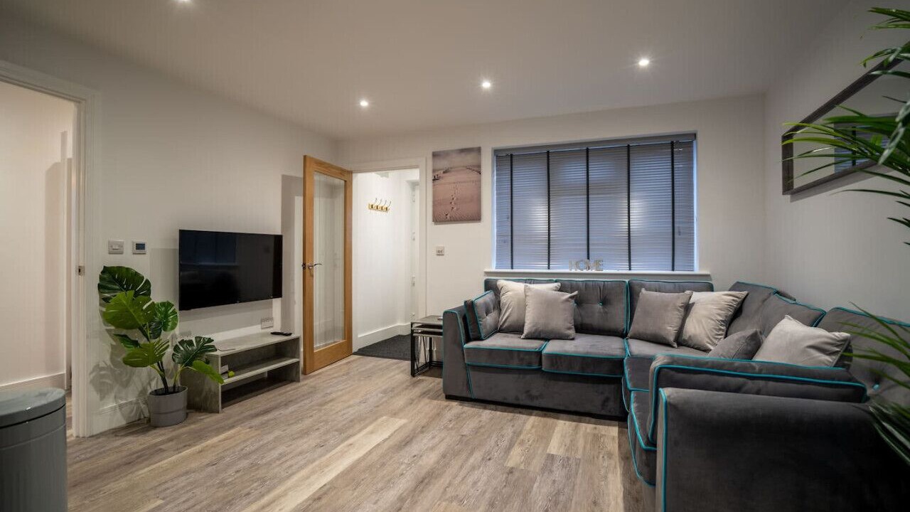 Applewood Ground Floor Apartment is a 2 bedroom with parking in Three Bridges