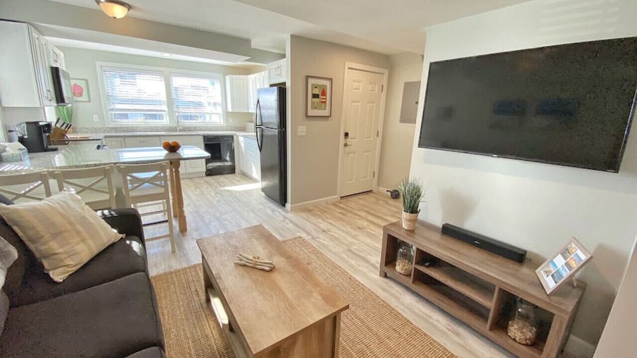 Plum Royale Jr: Cozy Plum Is. home w/beach access