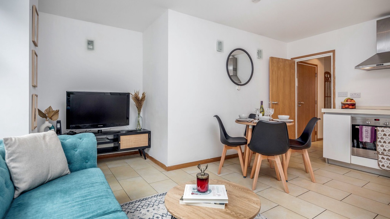 Central Holborn, lovely and bright apartment for 4, Air-Con