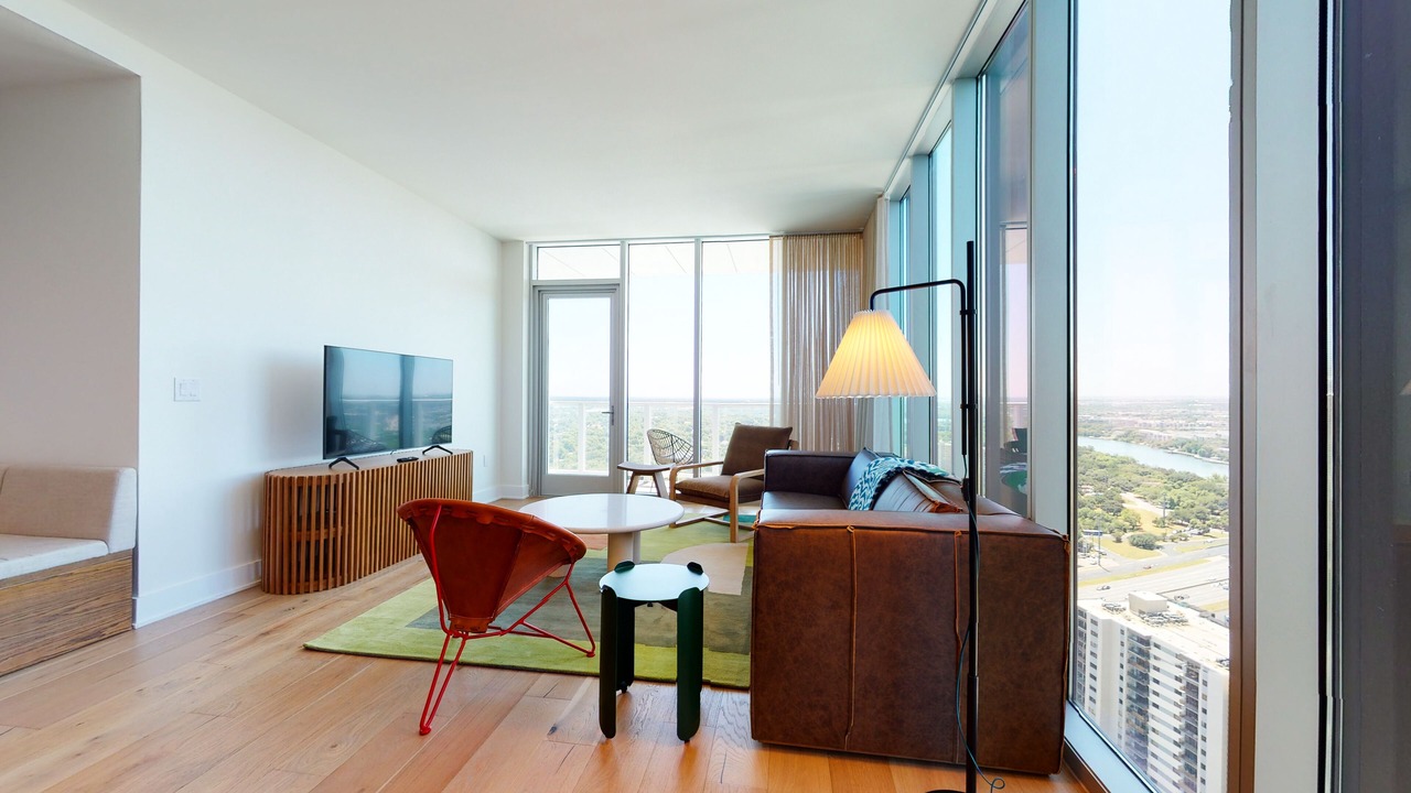 32nd-floor Rainey St condo with stunning lakeview balcony, rooftop pool & gym