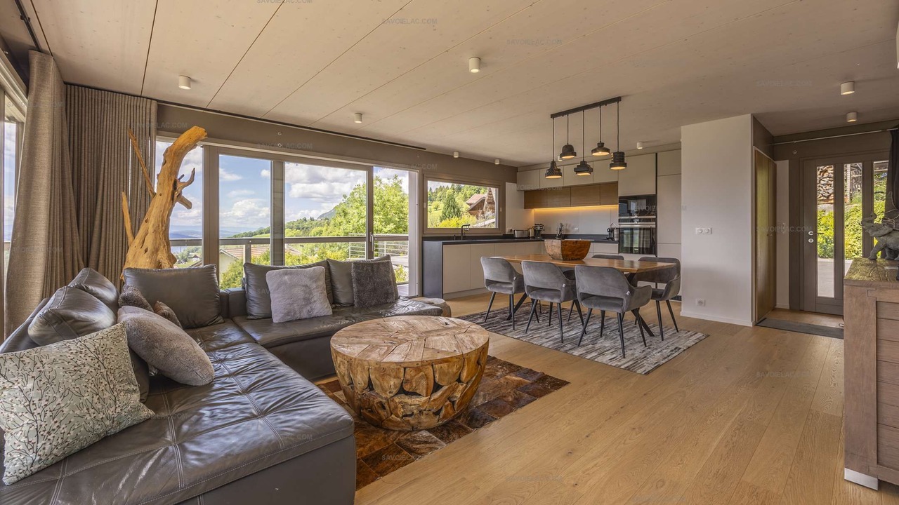 Exquisite UBAC Apartment with Swimming Pool, Offering Breathtaking Views of the Lake and Mountains"