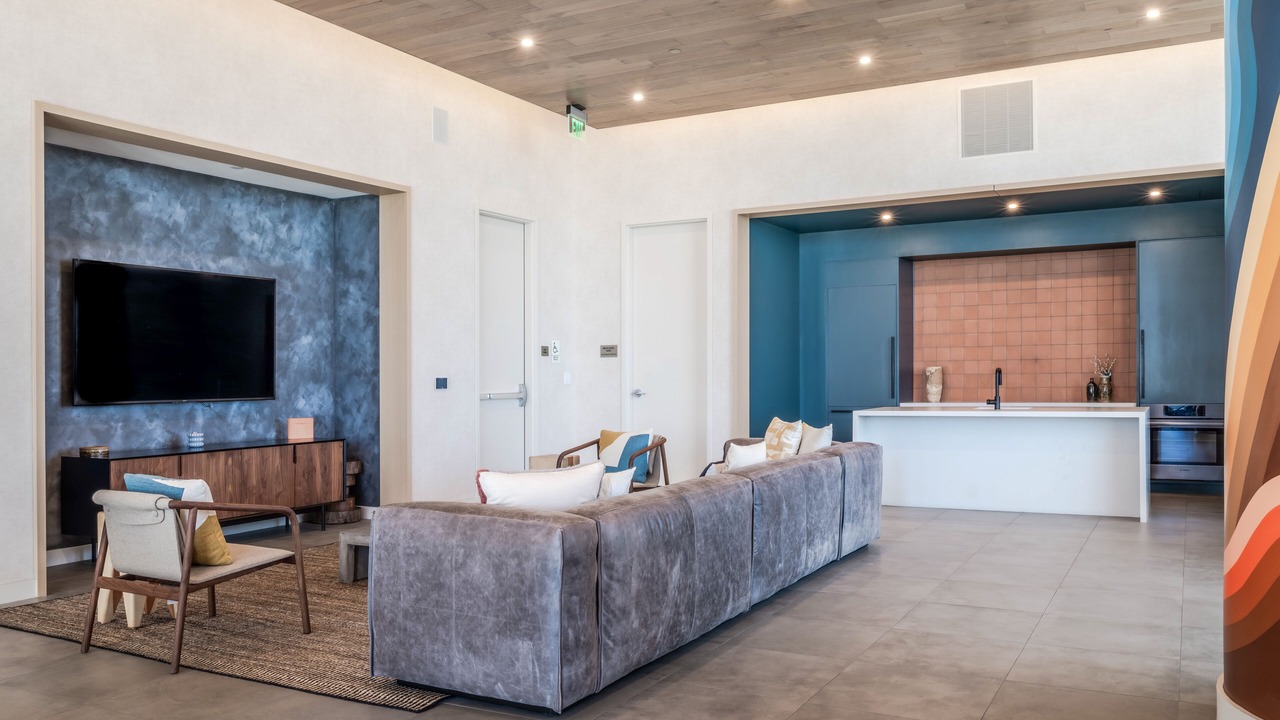 Penthouse with river view balcony, rooftop pool & prime location, dog-friendly