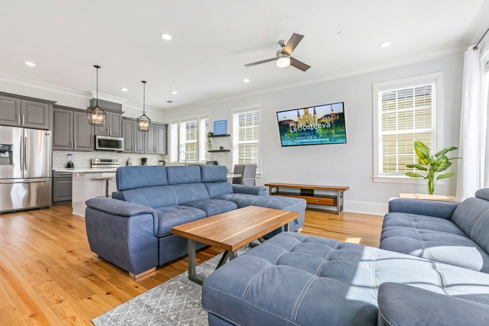 15% OFF Monthly | 10% OFF Weekly-Hosteeva Spacious 5BR Urban Retreat w Balcony & Pool