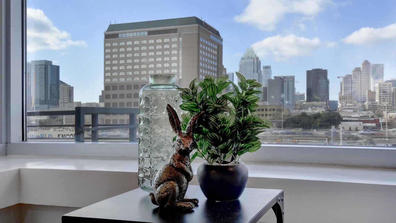 Bright + Stylish Downtown Loft | East 6th Street