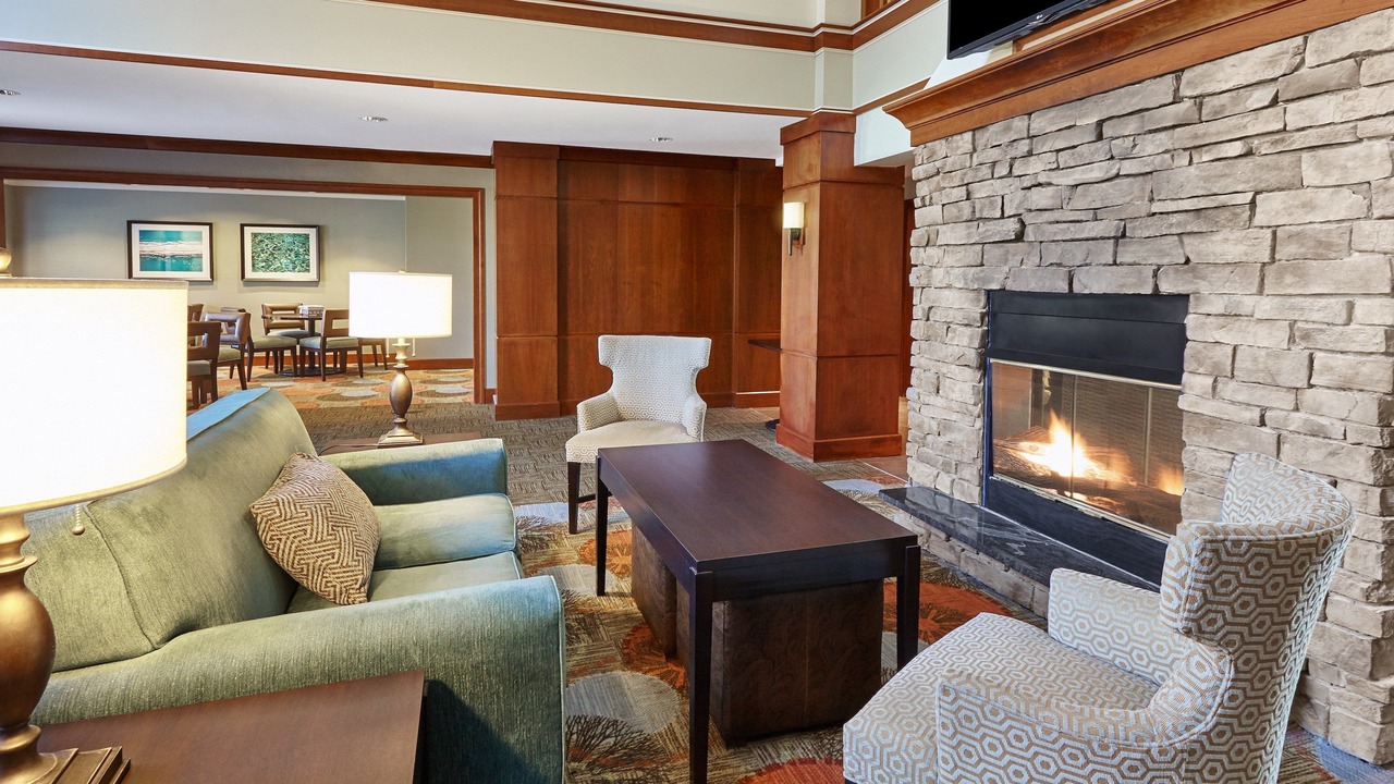 King Suite in "The Glen" District. Free Breakfast Daily. Indoor Pool