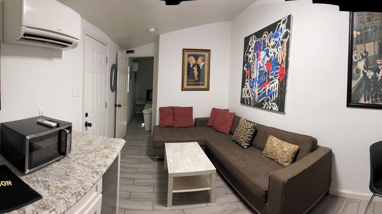 1 BR Apartment with Courtyard walking distance to Magazine street Art District