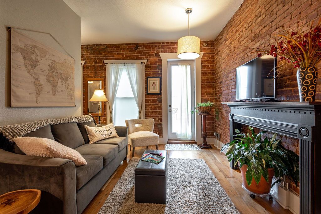 Honeymoon Downtown Boutique Loft - Located in the Historic River District.