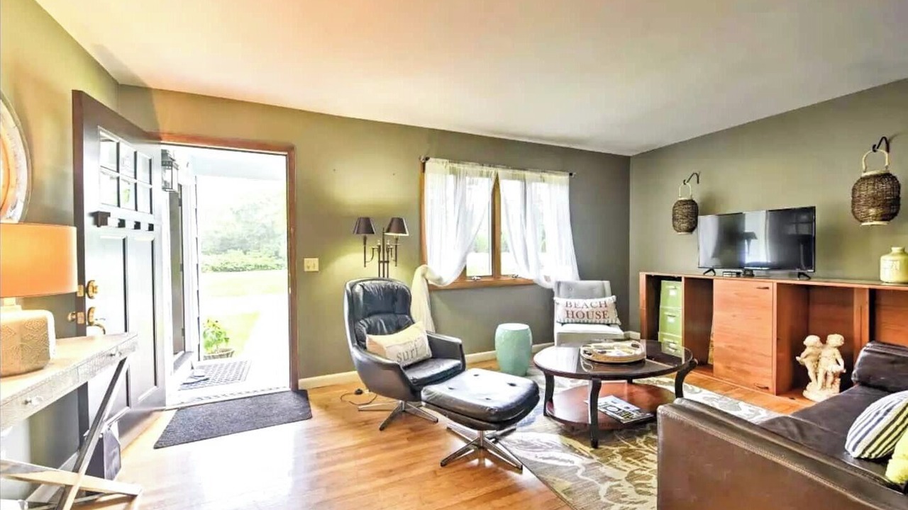 Family Friendly Charming cottage set within a mile of the beach and steps to Boon Street!