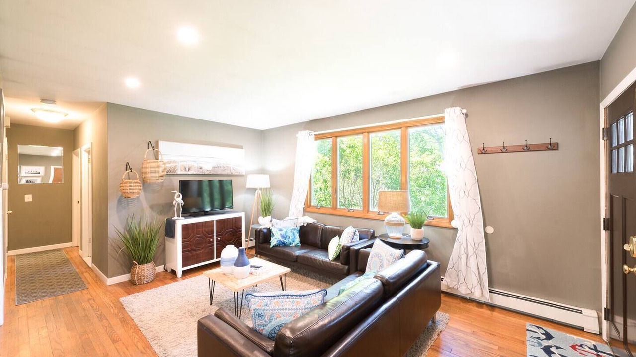 Fully stocked vacation home with large private yard, decks and BBQ gas grill & 1 mile to Narragansett Beach !