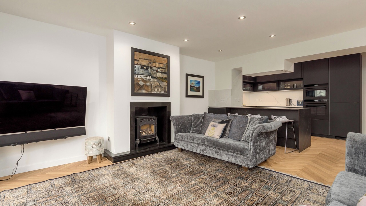 Stunning 3-bedroom apartment in the heart of Edinburgh's city centre. Sleeps 6.