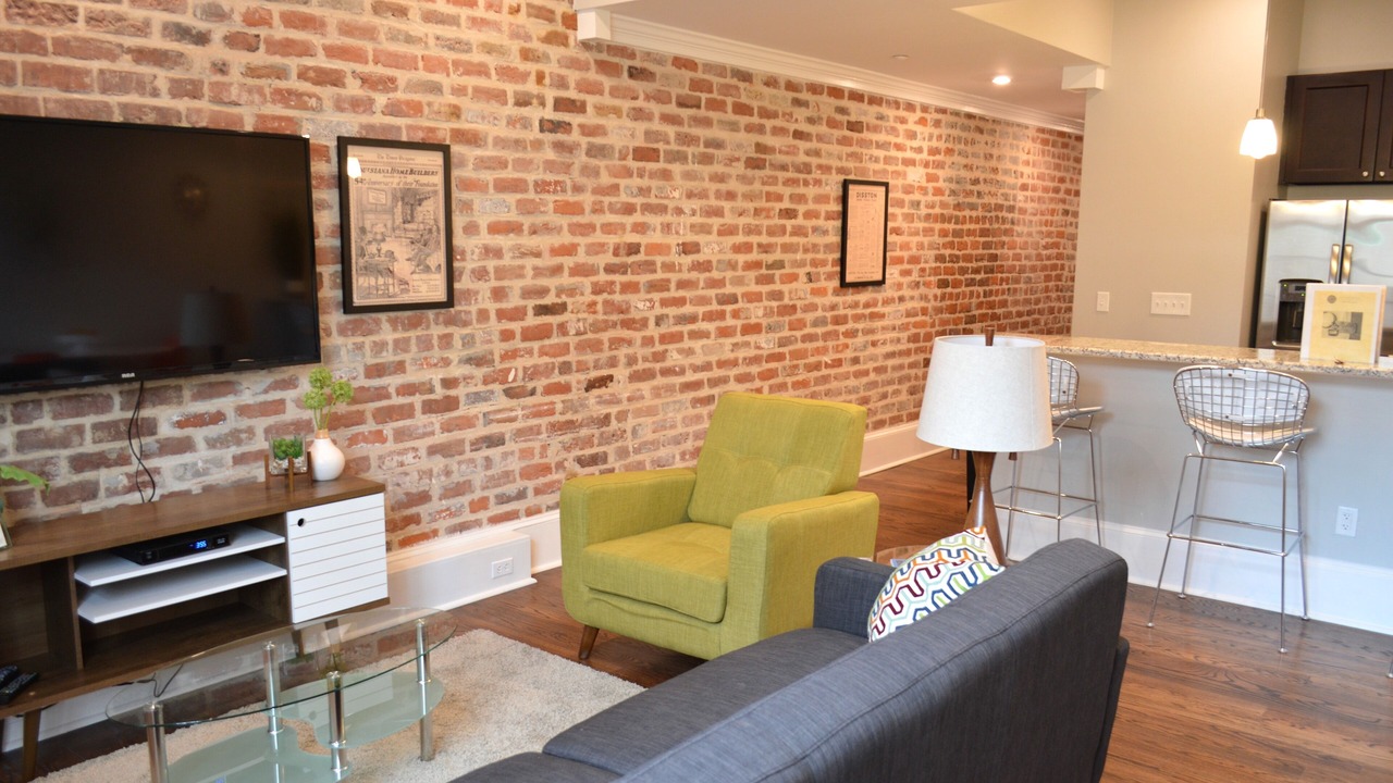 Vintage Advertisements Themed luxury condo, 2 blocks from French Quarter