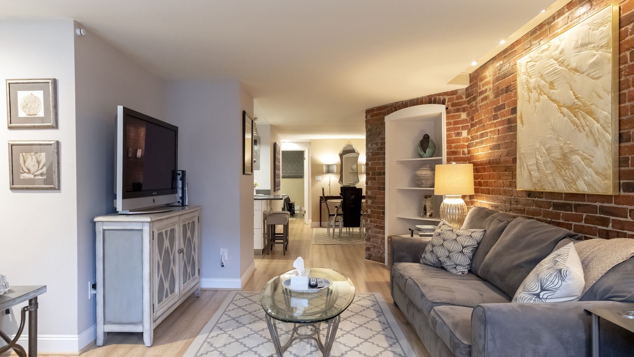 Enjoy a classic Capitol Hill experience just 5 blocks from the seat of power.