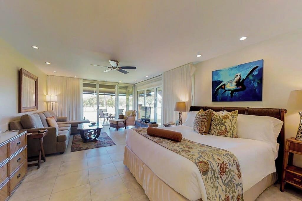Romantic, waterfront studio with pool, hot tubs & golf course view