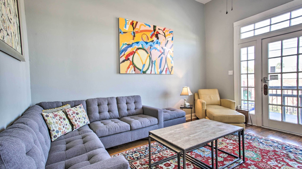 Uptown NOLA Apt on Magazine Street w/Backyard!
