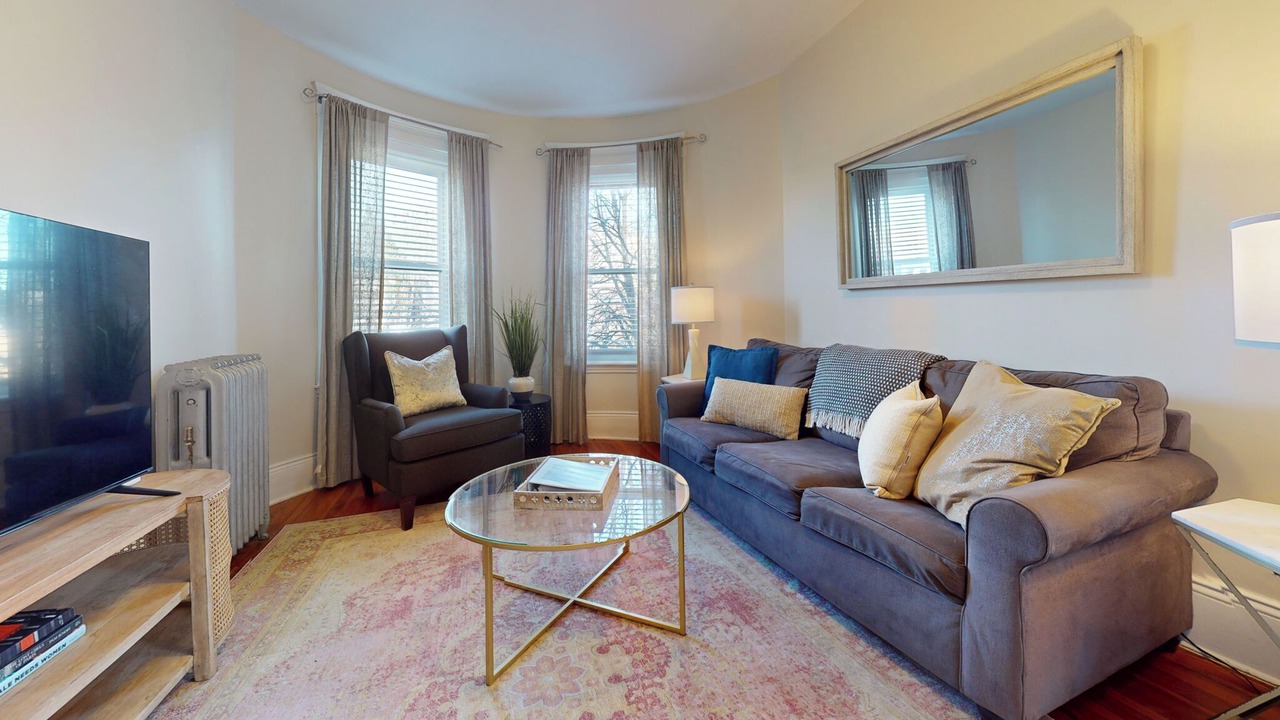 Sunny,spacious, sleeps 4, steps to MBTA,Hospitals.