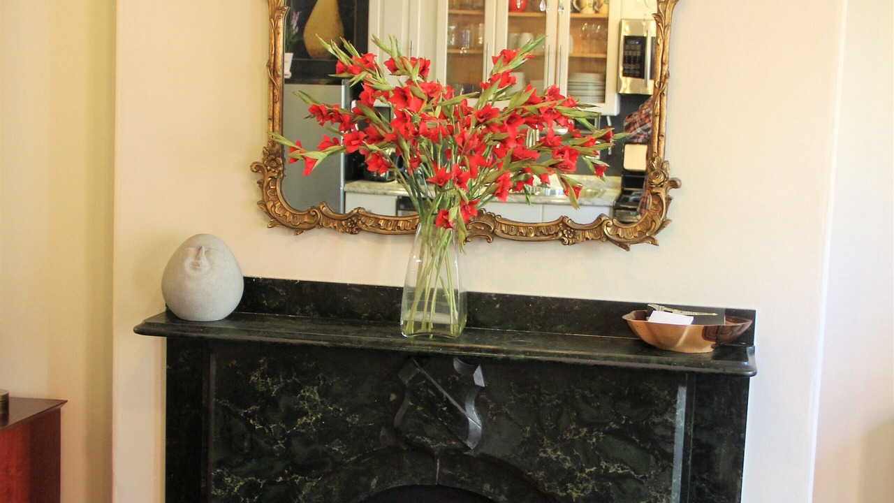 "Fort Hill Inn" Sunny, Penthouse Duplex! L@K 3 bed, 2 bath, 1.5 miles Center
