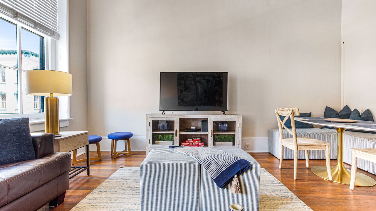 Contemporary Living on Broughton with King Beds & Parking by Lucky Savannah
