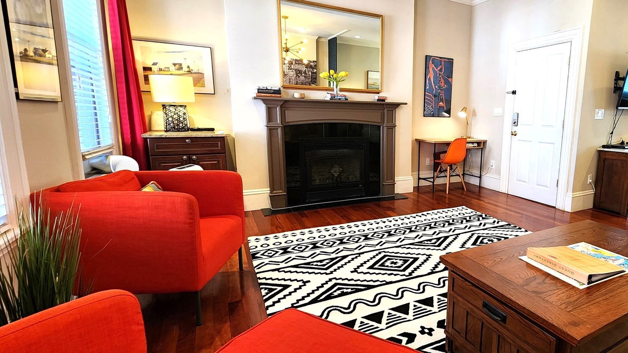 Fresh Modern City Loft Apt! Easy Access to the city!