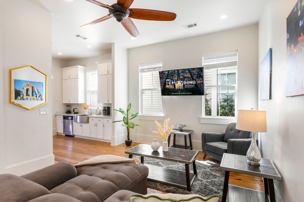 20% OFF Monthly | 10% OFF Weekly-Stylish 3BR on Carondelet by Hosteeva