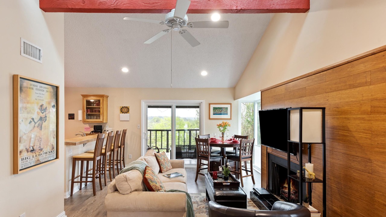 King bed, view, patio, .33 miles to Barton Springs/Zilker Park, @2 miles to DT!