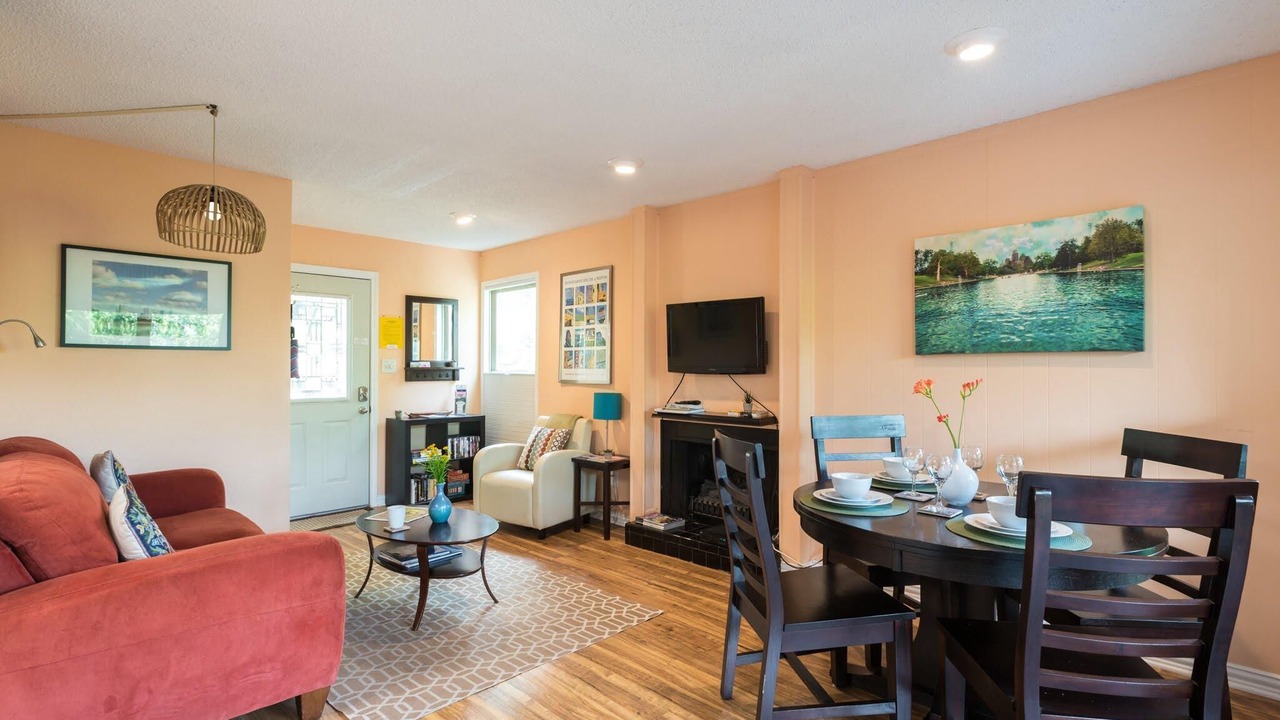 1 King bed, covered Deck; .33 mi to Zilker Park & Barton Springs; @2 mi to DT!