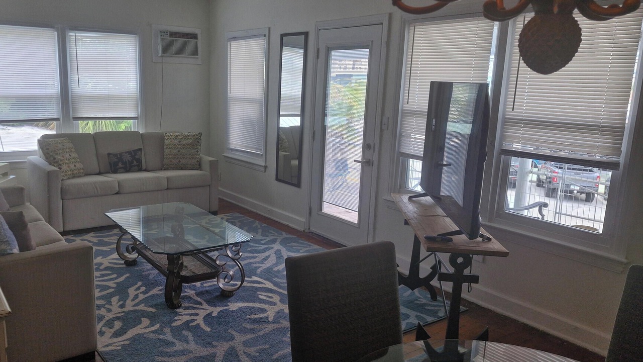 Big Beach Block Apartment Sleeps 6 Pets OK, Daily Rentals