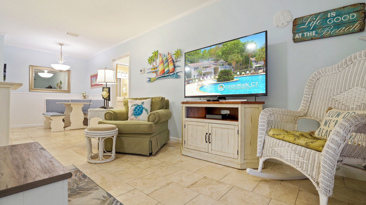 1BR Ground Floor Condo with Screened-in Porch! Reduced rates for August!