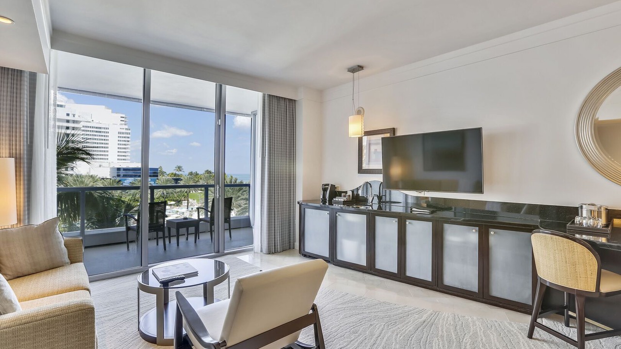 Fontainebleau Hotel Large Junior Suite