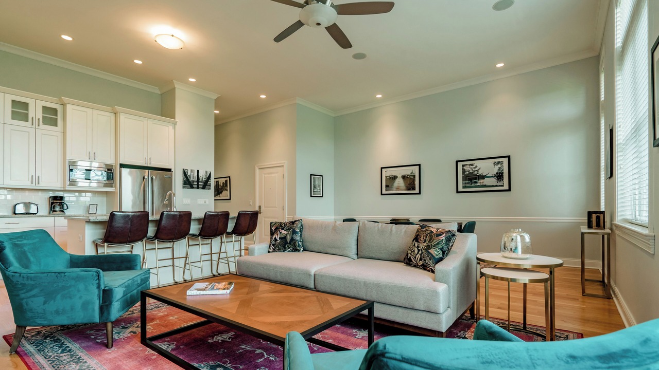 3 Bedroom/2 Bathroom Luxury Suite in Vibrant Andersonville
