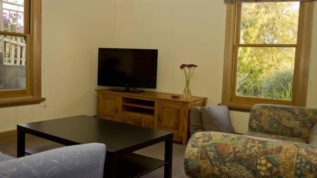 Self-contained apartment adjacent to bushland reserve close to Hobart city