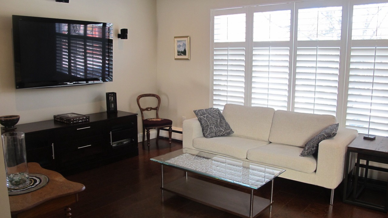 Beautiful 2 bedroom home - includes laundry and parking