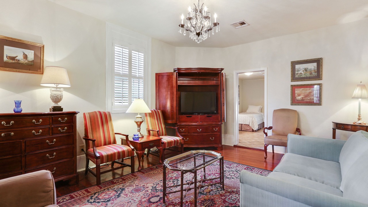 Excellent Location: 3 Blocks to Bourbon St. and the French Quarter attractions.