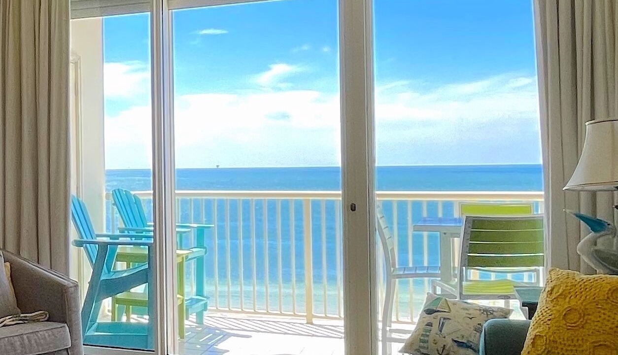 Luxurious beach front 3 BR condo - Use our Beach Chairs - 10th floor of Bristol