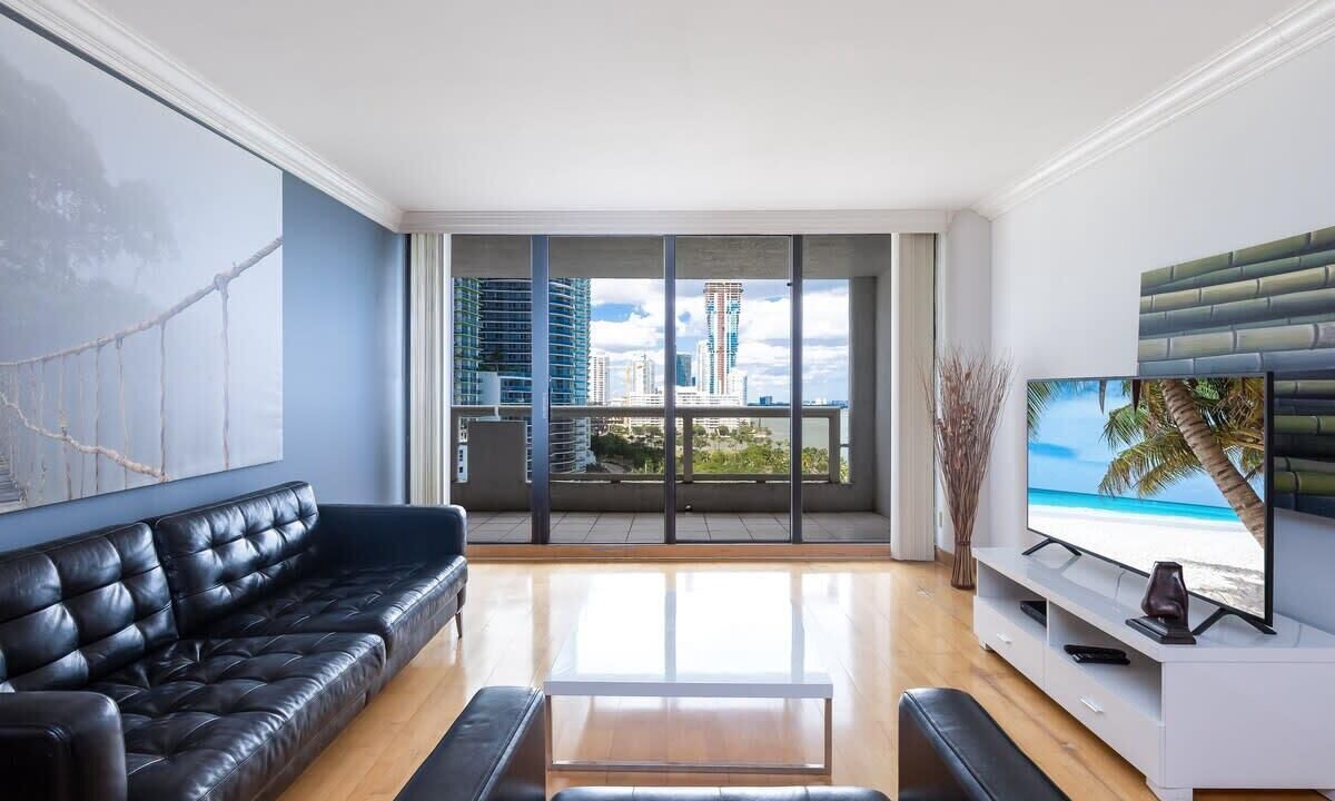 Modern Long Stay Apt | Bayview Balcony | StayCozy