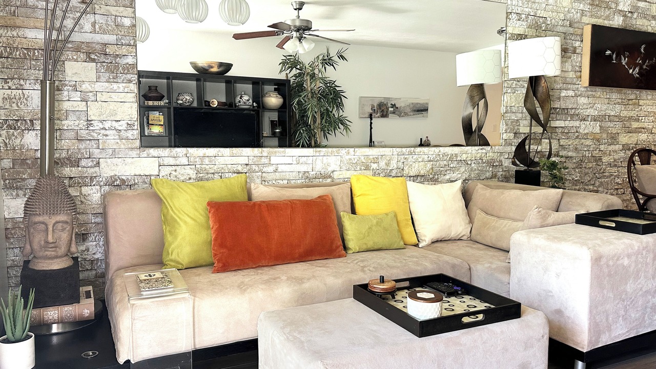 Ground Floor : Garage : Big Patio : 2 Desks : Heated Pool : Hypoallergenic Dogs