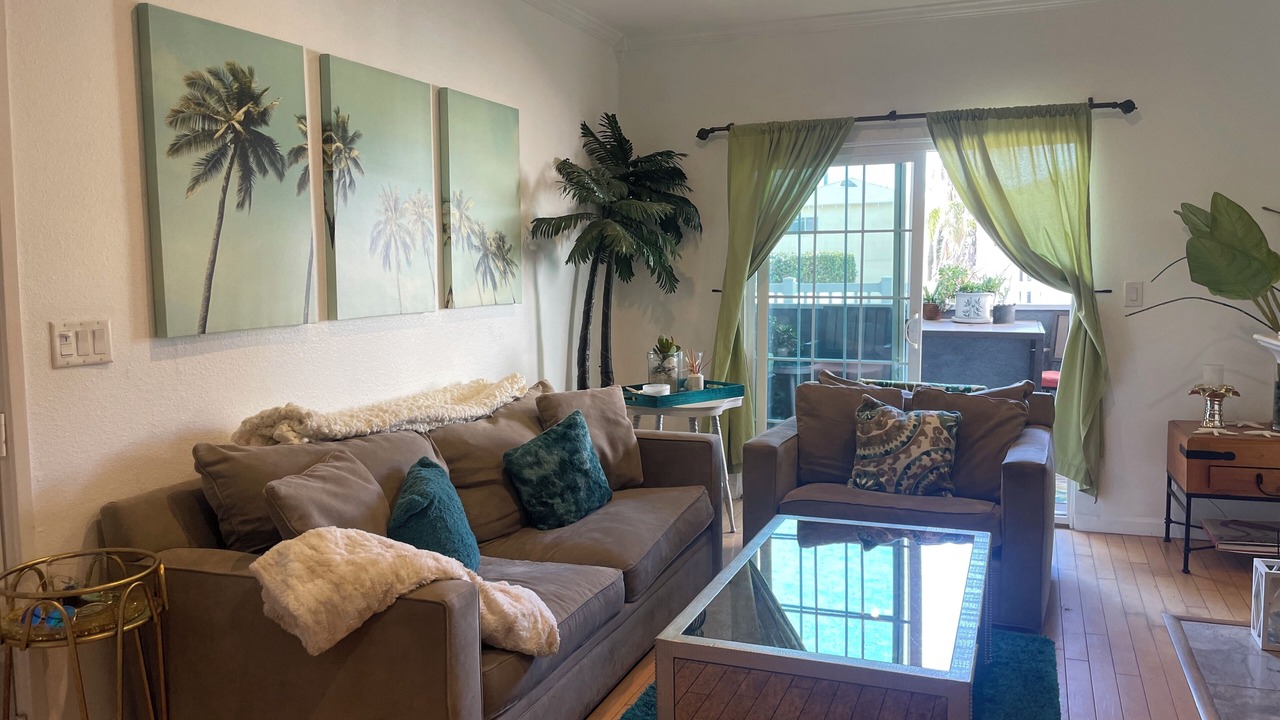 2 blocks 2 Beach Beautiful Condo with Pool