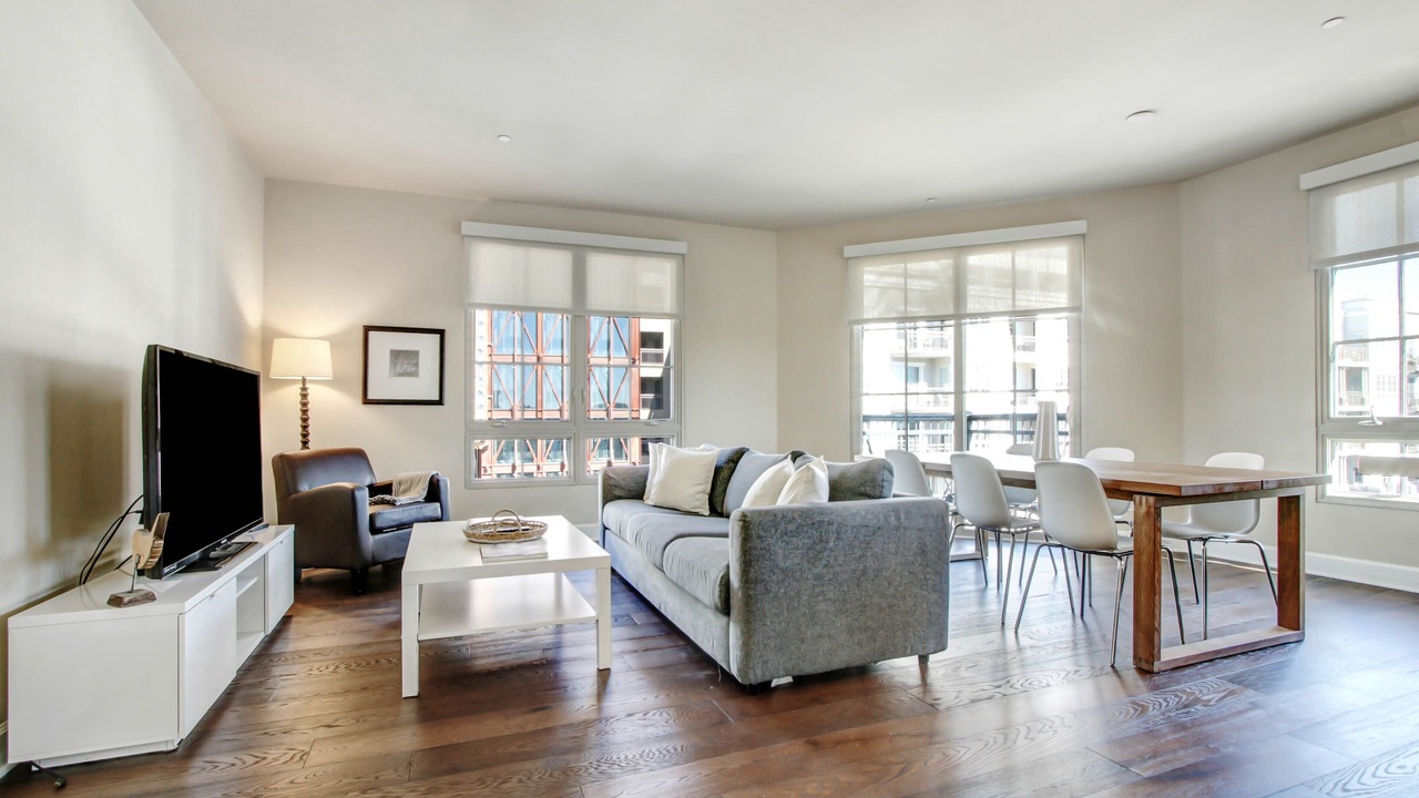 PRIME, spacious Top Corner with spanning campus-fountain view @ the Americana!