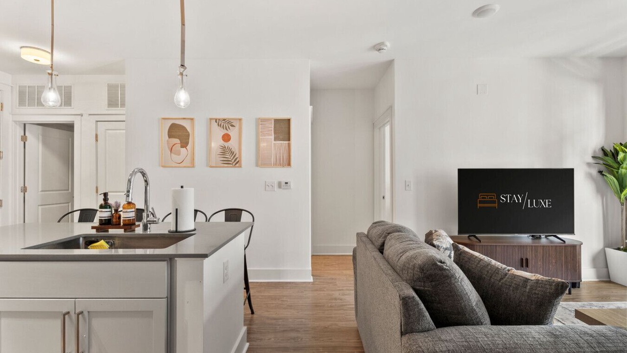 Uptown Escape - Free Parking, Pool, Walkable