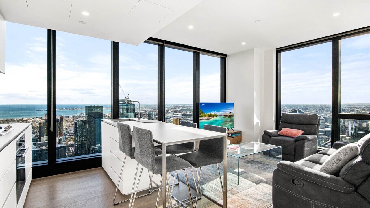 Stylish City Apartment with Expanding City Views