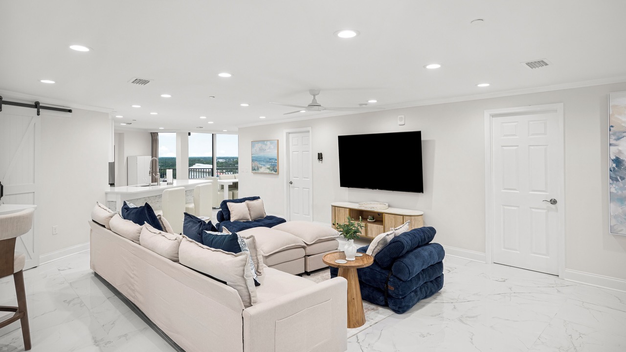 Spacious 6-bedroom luxury condo at Emerald Coast with resort amenities