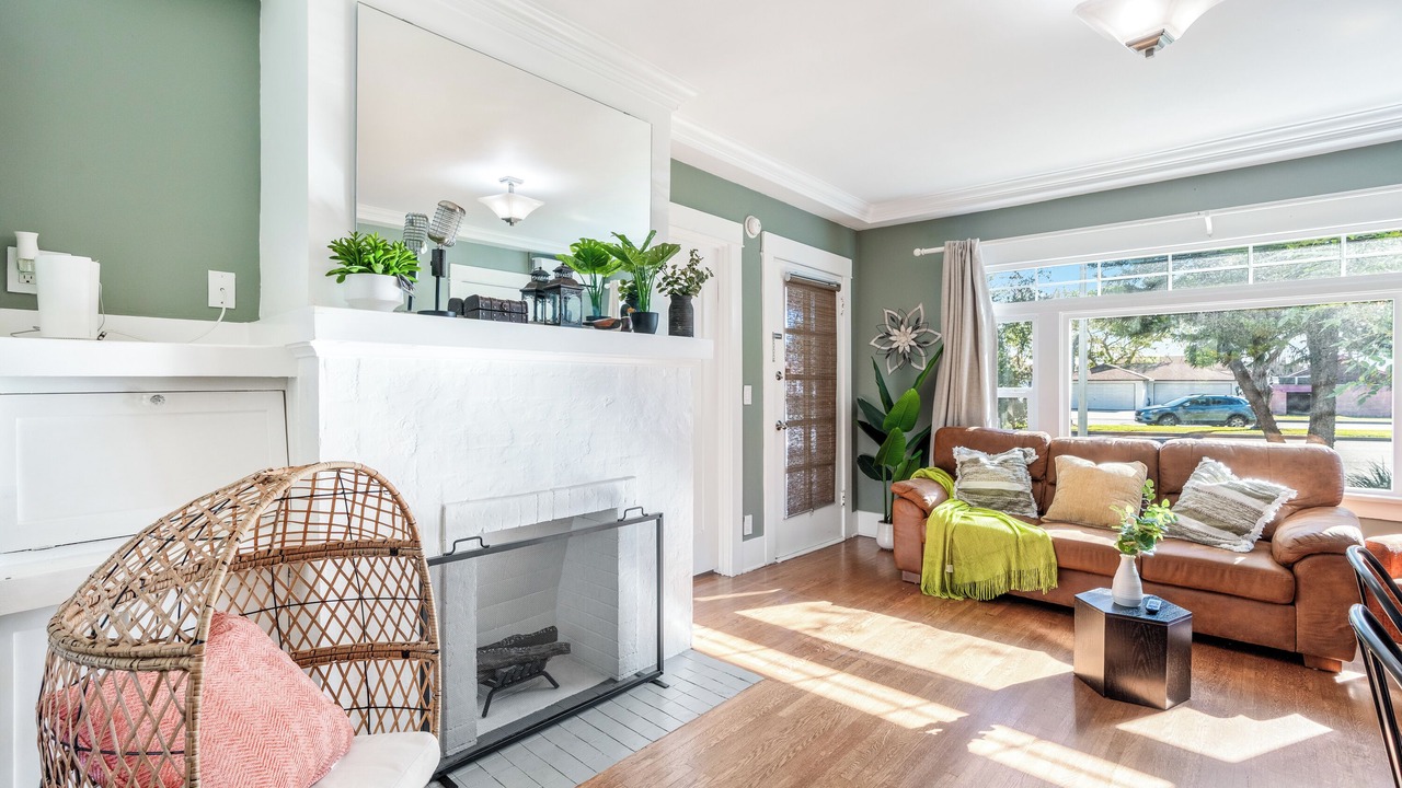 Comfortable, easy access, prime location, King-size bed!