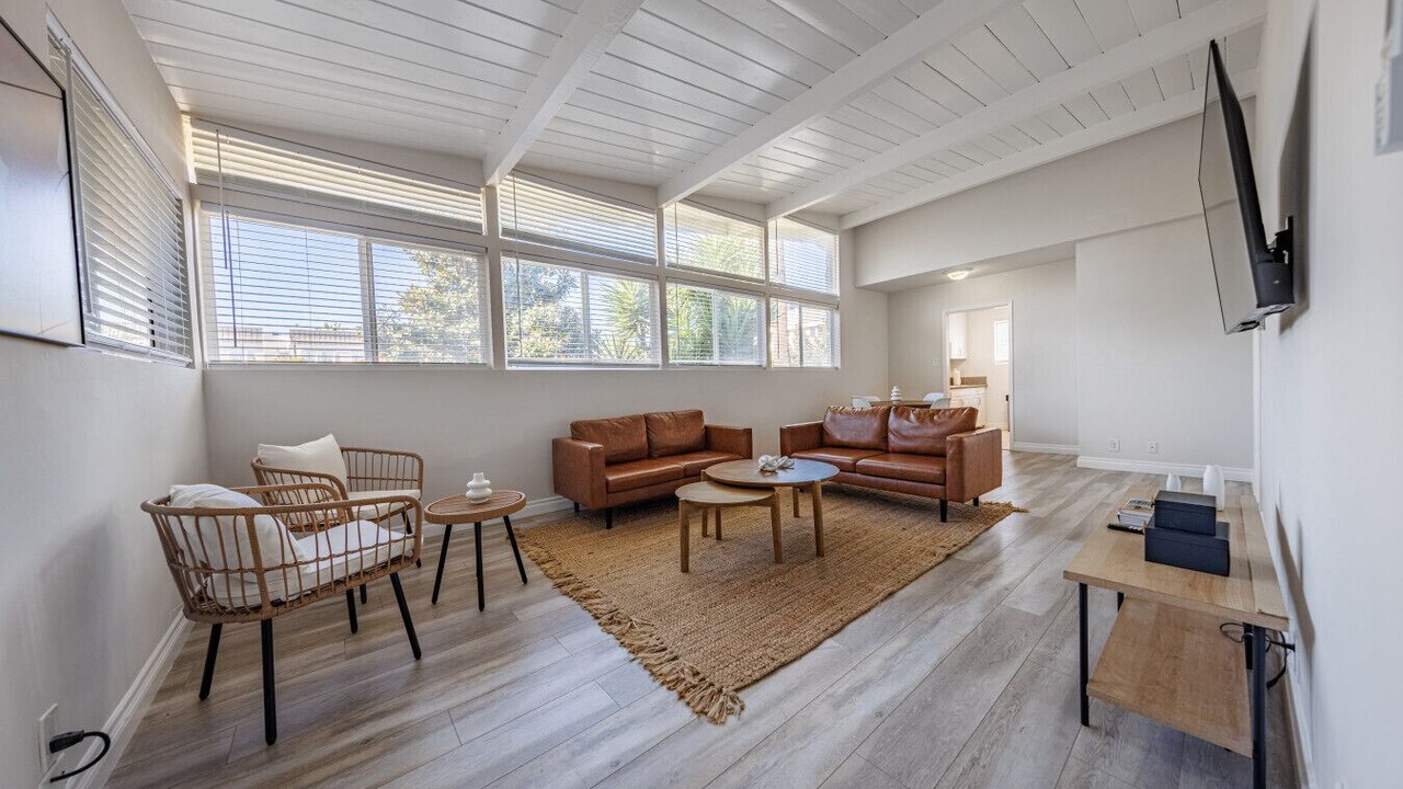 Spacious 2-Bedroom Apt in Beverly Hills Residential Area