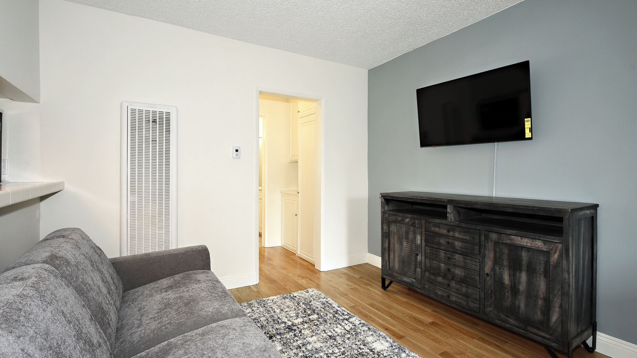 V6- Lovely 1-bedroom apartment with AC in vibrant Los Angeles