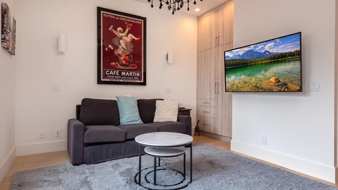 Modern bright & airy studio located in trendy Beverlywood close to Beverly Hills
