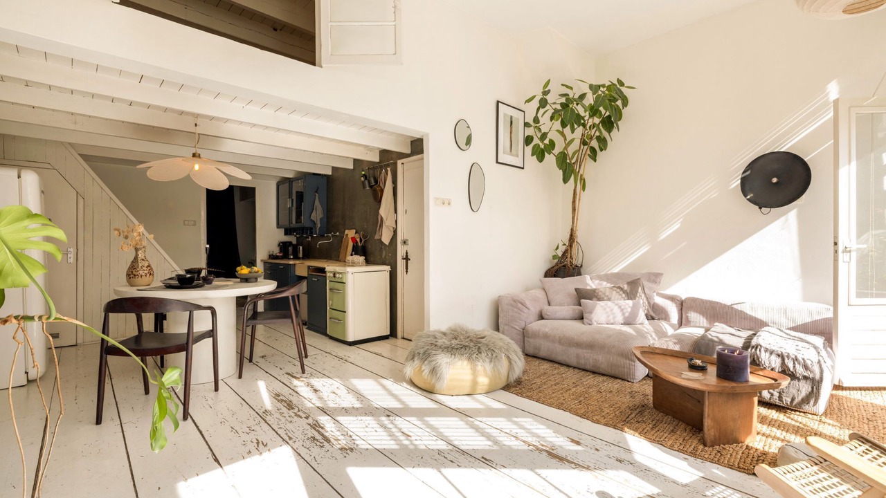 A bright and stylish loft in the heart of Amsterdam, with a cozy interior, plenty of natural light and all the modern conveniences for a relaxing stay in the city.
