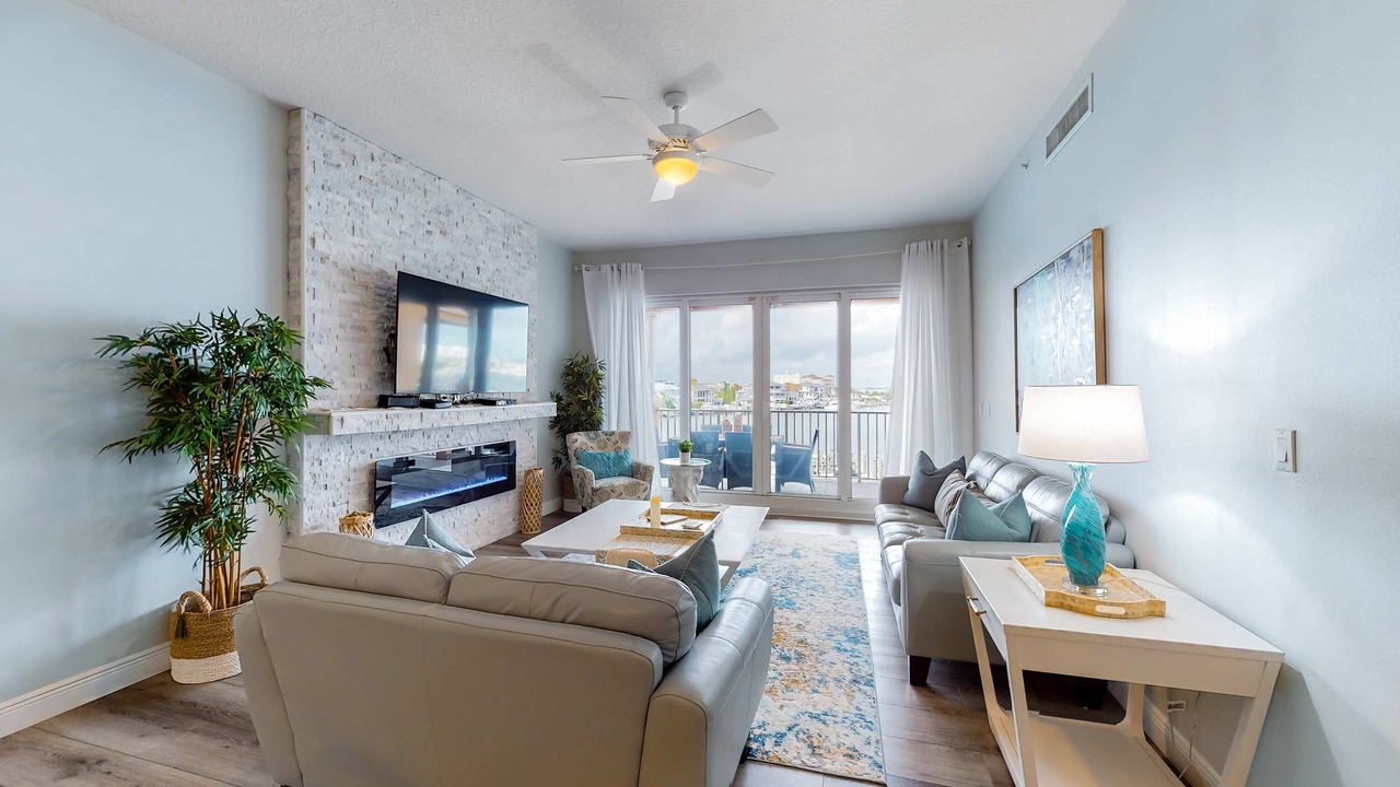 Beautiful condo minutes form beach with WiFi AC and pool One dog OK