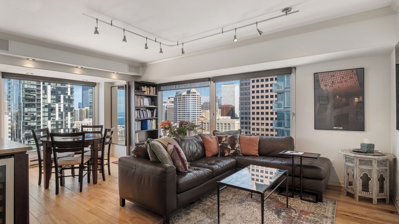Luxurious 2 Bd in Heart of Seattle + Parkg & Pool!
