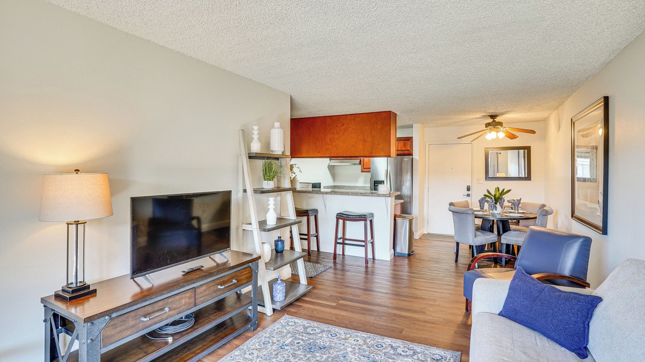 Steps to CSULB: Cozy Condo w/Pool Access!