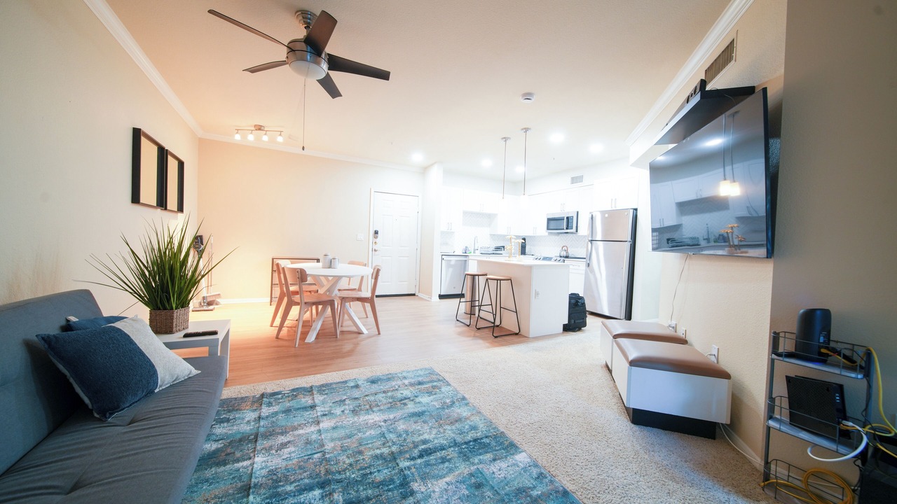 2-bedroom apartment in welcoming Santa Clarita with AC