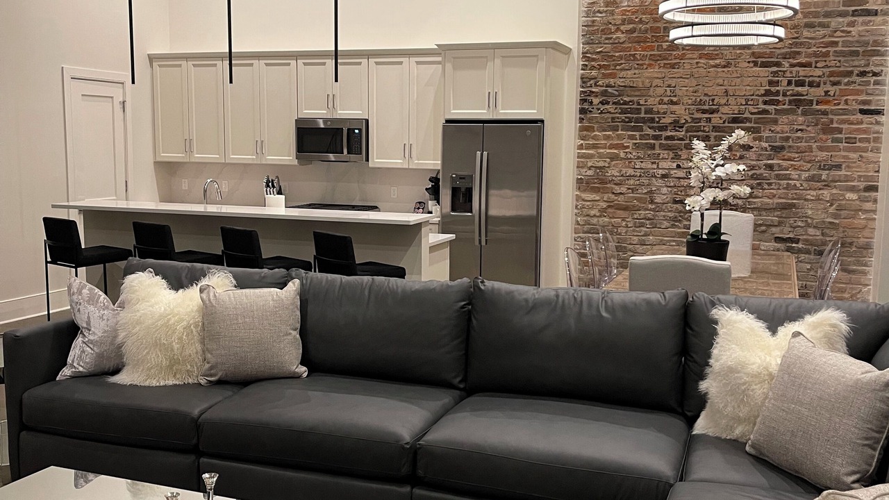 Experience the Charm of New Orleans CBD: Prime Location, Walkable, and Spacious